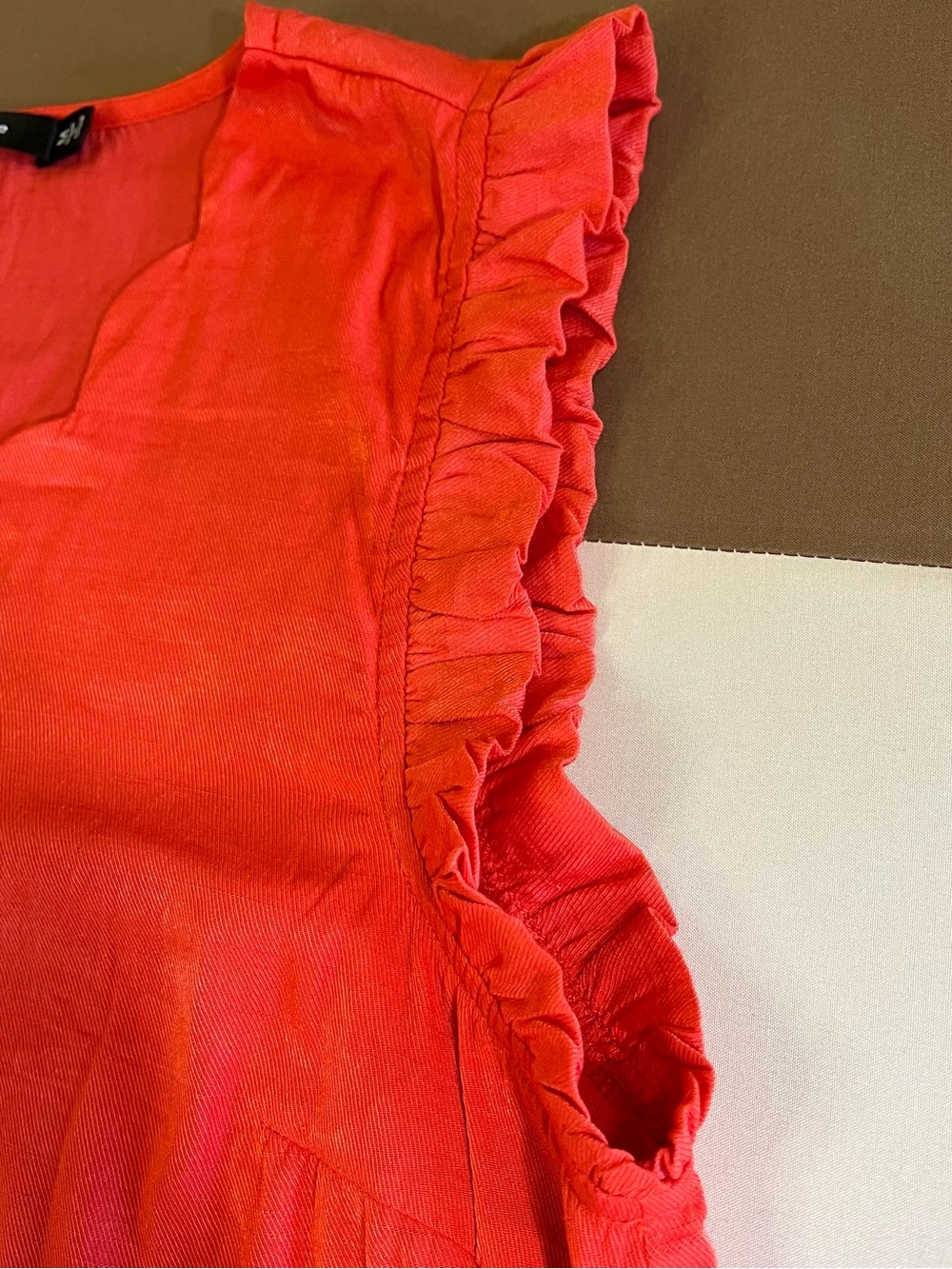 Doe & Rae Coral Scallop Neck Shell - Picture 2 of 6